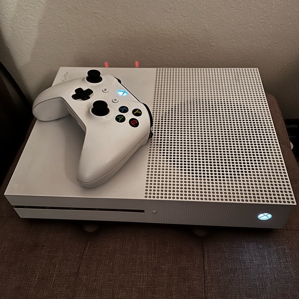 Xbox One S with controller, headset, and games - Picture 2 of 3